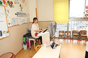 朝の会の様子　ー歌ー　ばら・すみれ