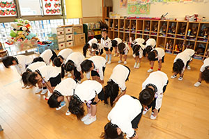 朝の会の様子　ー歌ー　ばら・すみれ