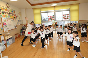 朝の会の様子　ー歌ー　ばら・すみれ