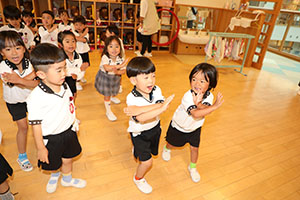 朝の会の様子　ー歌ー　ばら・すみれ