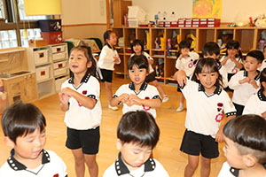 朝の会の様子　ー歌ー　ばら・すみれ