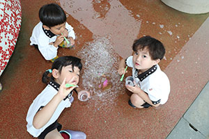 雨の日シャボン玉実験　ひまわり