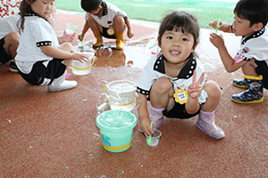 雨の日シャボン玉実験　ひまわり