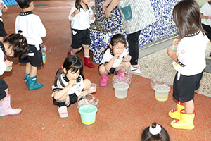 雨の日シャボン玉実験　ひまわり