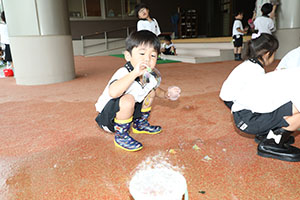 雨の日シャボン玉実験　ひまわり