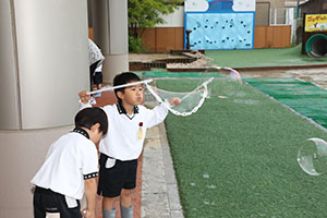 雨の日シャボン玉実験　ひまわり