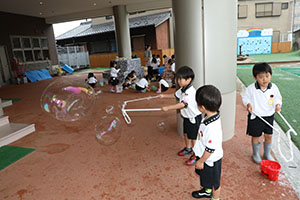 雨の日シャボン玉実験　ひまわり