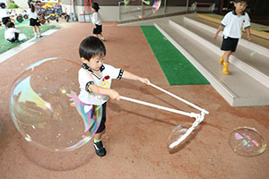 雨の日シャボン玉実験　ひまわり