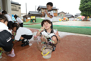 雨の日シャボン玉実験　ひまわり