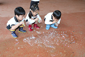 雨の日シャボン玉実験　ひまわり