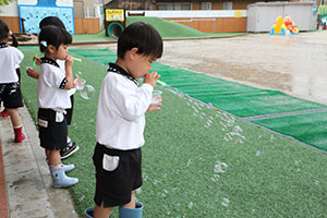 雨の日シャボン玉実験　ひまわり