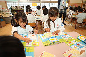 月刊絵本と雨の日水遊び！　B