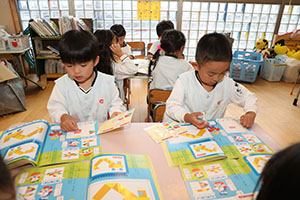 月刊絵本と雨の日水遊び！　B