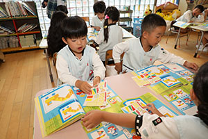 月刊絵本と雨の日水遊び！　B