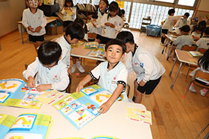 月刊絵本と雨の日水遊び！　B