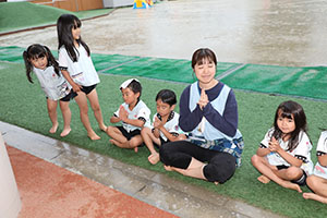 月刊絵本と雨の日水遊び！　B