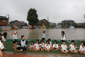 月刊絵本と雨の日水遊び！　B