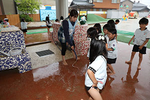 月刊絵本と雨の日水遊び！　B