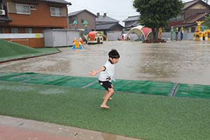 月刊絵本と雨の日水遊び！　B