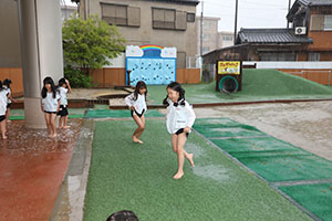 月刊絵本と雨の日水遊び！　B