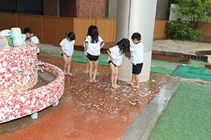 月刊絵本と雨の日水遊び！　B