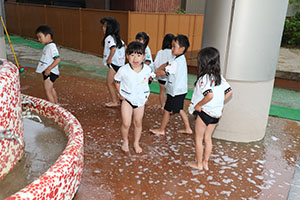 月刊絵本と雨の日水遊び！　B