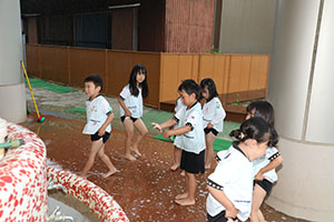 月刊絵本と雨の日水遊び！　B