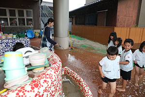 月刊絵本と雨の日水遊び！　B
