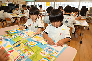 月刊絵本と雨の日水遊び！　B