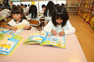 月刊絵本と雨の日水遊び！　B