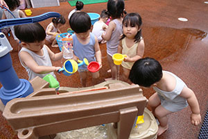 元気いっぱい水遊び　ぺんぎん