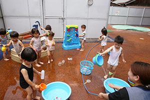 元気いっぱい水遊び　ぺんぎん