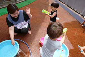 元気いっぱい水遊び　ぺんぎん