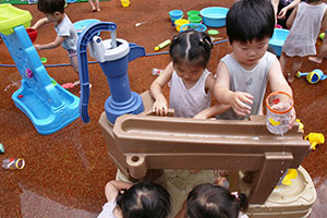 元気いっぱい水遊び　ぺんぎん