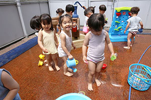 元気いっぱい水遊び　ぺんぎん