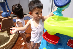 元気いっぱい水遊び　ぺんぎん