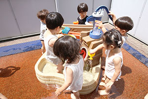 元気いっぱい水遊び　ぺんぎん