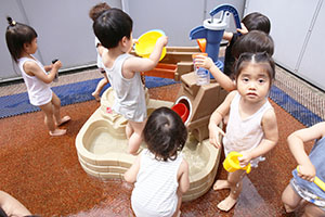 元気いっぱい水遊び　ぺんぎん