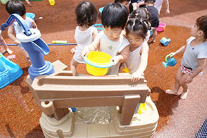 元気いっぱい水遊び　ぺんぎん