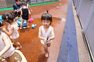 元気いっぱい水遊び　ぺんぎん