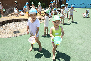 どろんこ遊びと砂遊び　ひまわり・さくら・ことり