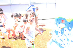 キッズガーデンで水遊び　あひる