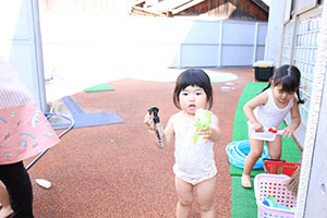 キッズガーデンで水遊び　あひる