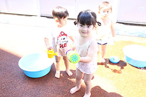 キッズガーデンで水遊び　あひる