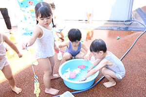 キッズガーデンで水遊び　あひる