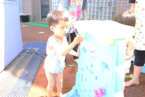 キッズガーデンで水遊び　あひる