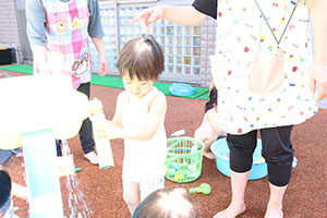 キッズガーデンで水遊び　あひる