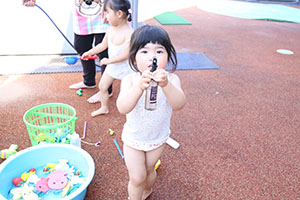 キッズガーデンで水遊び　あひる