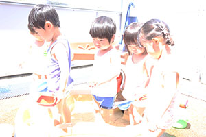キッズガーデンで水遊び　あひる