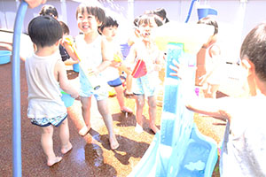 キッズガーデンで水遊び　あひる